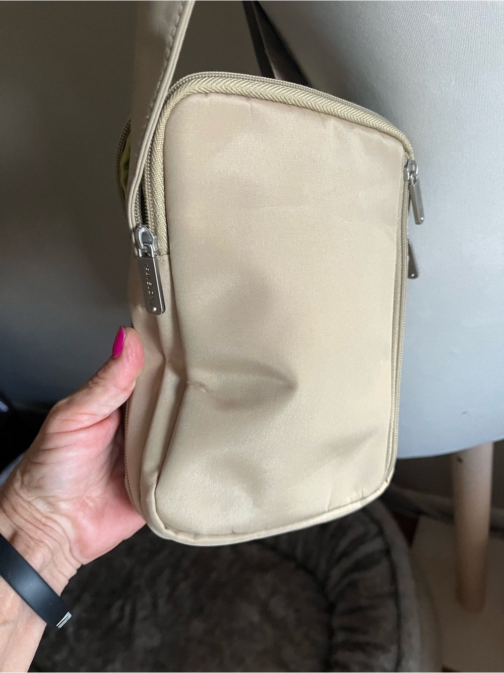 Travelon Taupe Men’ or Women’s Crossbody Messenger Bag - Picture 2 of 4